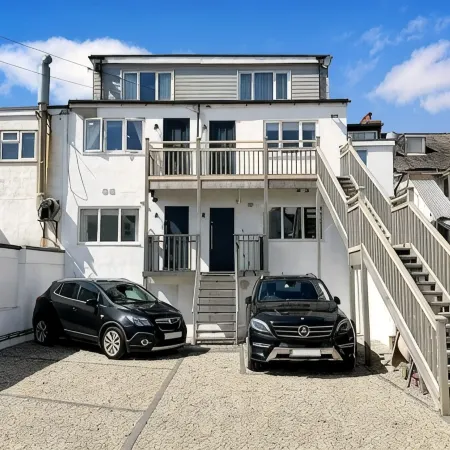 River Breeze 3-Bed Balcony Apartment