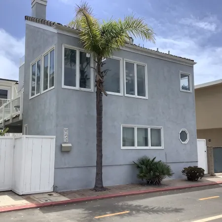 The Art Home. Steps to the Sand in Newport Beach
