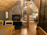 Luxury Suite on 7 Acres of Woods! Fireplace, Whirlpool!