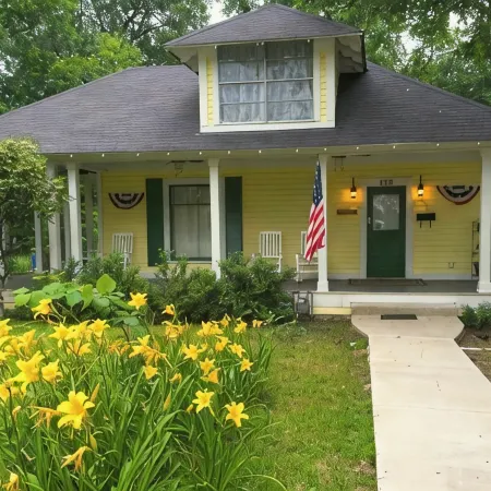 Historic House, modern amenities and large front porch, short walk downtown