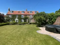Bay View House, Luxury Coastal Retreat, Sea Views , Hot Tub and Private Parking - Pools