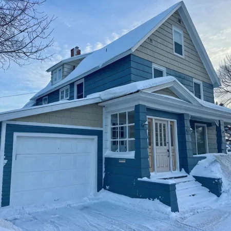 Spacious 7-bedroom house with WiFi, Garage, Sauna, and AC in amazing Calumet