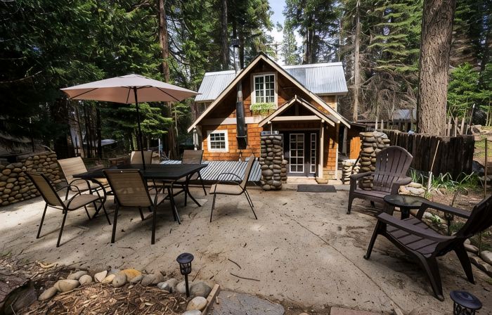 Cozy Yosemite Retreat • Private Hot Tub • BBQ • 2 Mi from Yosemite