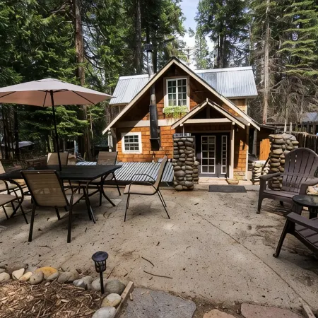 Cozy Yosemite Retreat • Private Hot Tub • BBQ • 2 Mi from Yosemite