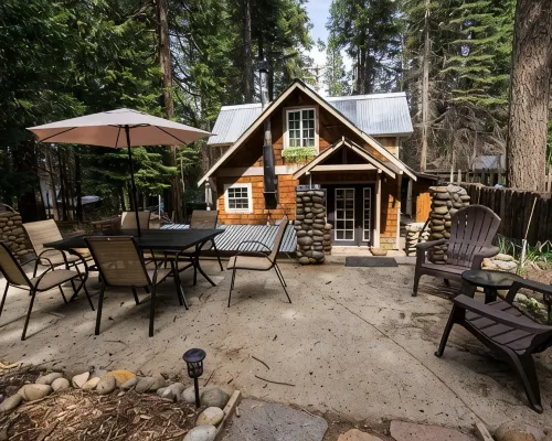 Cozy Yosemite Retreat • Private Hot Tub • BBQ • 2 Mi from Yosemite Hotels in Fish Camp