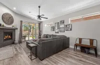 Beautiful Model home 2 minutes to town, golf and hiking. Perfect for families!