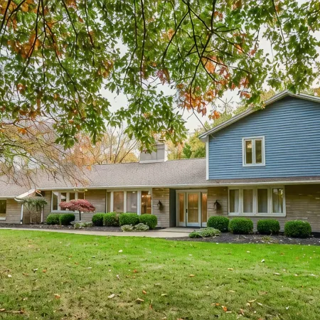 City estate offering privacy & seclusion near many attractions