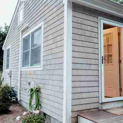 Modern Cape Cod Cottage Close to Everything - outdoor shower! Hotel Exterior
