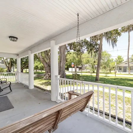 Newly renovated cottage walking distance to downtown Ocala square. Quiet street.