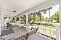 Newly renovated cottage walking distance to downtown Ocala square. Quiet street.