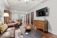 Historic Urban Retreat Fit for a KING! - บังกะโล