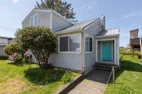 Riverfront, Hot Tub, SUP & Kayak, short walk to beach, fire pit, full office - Wifi