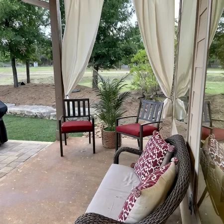 Quiet tree lined street, 1 minute from downtown Boerne