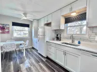 Colorful Retreat, w/ Firepit and 2 TV's.  By Royal Oak!