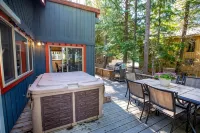 Mountain Home with Private Hot Tub, Sleeps 10,   1 Mile from Base of Mountain