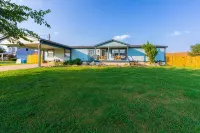 Lakefront Home with Dock, 6 Kayaks! 3 Miles to Granbury Square - 3 stjerner