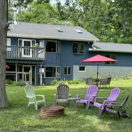 Lakefront house-6 acres of woods-Private Lake-4 miles from MIS