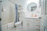 2BR Chic Duplex - Firepit - Perfect for Travel - Homestays