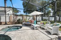 Dunedin Lux 5Br Villa w/Heated Saltwater Pool & Spa, Patio, Putting Green & BBQ - maisons de vacances