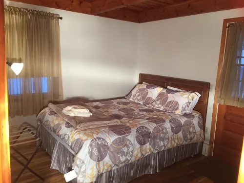 Enjoy a 4-bedroom vacation home with 75 feet of lake frontage on Chautauqua Lake - 2 stjerner