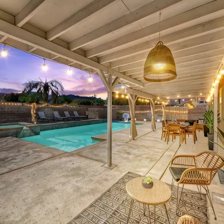 Boho Bungalow - 30ft pool & minutes from festivals