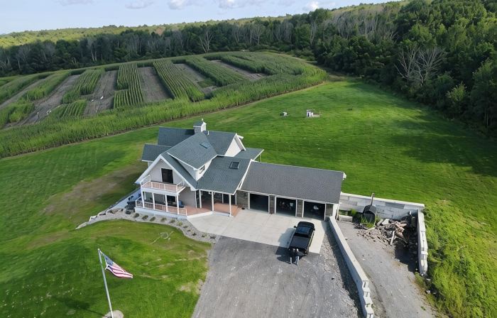 Secluded lodge, with multiple hiking trails and breathtaking views!