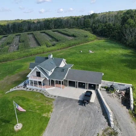 Secluded lodge, with multiple hiking trails and breathtaking views! Hotels in Conesus