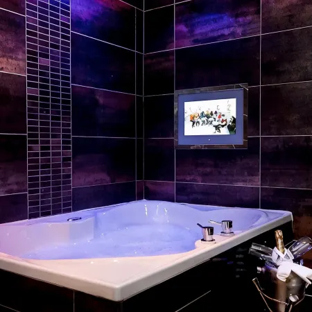 The Howbeck & the Retreat Incl Off-Site Health Club and Parking EV Point Available