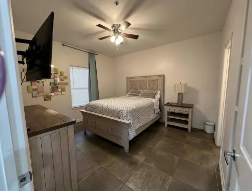 Mike’s Place - 3 Q Suite w/ TV - Apartments