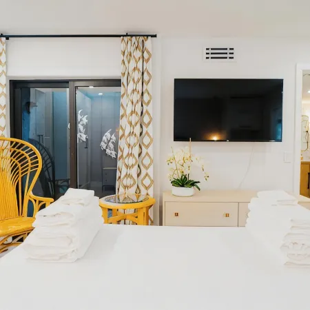 Coastal Chic 1BR Retreat – Walk to Jupiter Beach!