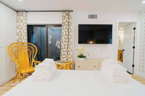 Coastal Chic 1BR Retreat – Walk to Jupiter Beach!