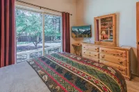 The Bear Cabin: 5Min Walk to Village & 12 Sharc Passes, EV Charger - balcony