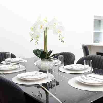 Modern 5BR 3BA • Retreat Near Subway & Downtown • Free Parking Dining/Meeting Rooms