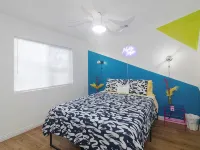 Bright Vibes Home- Sleeps 8- 1 Block to University- Pacman, BBQ, Indoor Gym Hotels in Redlands
