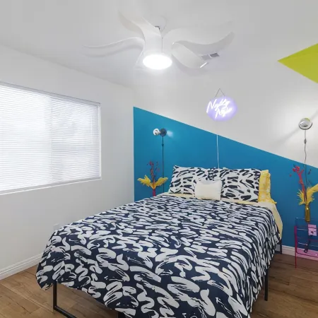 Bright Vibes Home- Sleeps 8- 1 Block to University- Pacman, BBQ, Indoor Gym