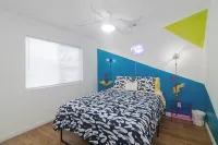 Bright Vibes Home- Sleeps 8- 1 Block to University- Pacman, BBQ, Indoor Gym
