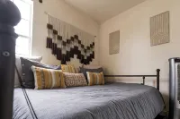 Charming cabin with AC and WiFi / 20 min from DTA