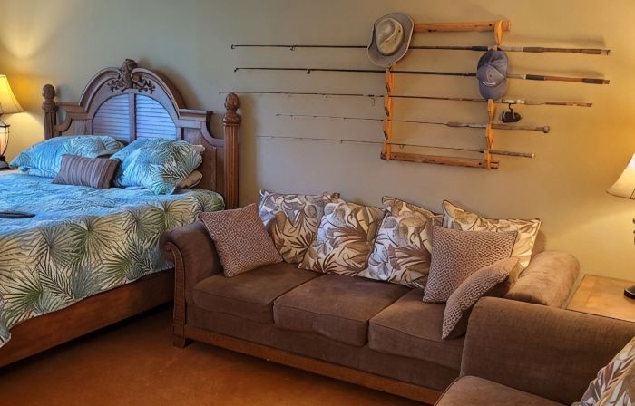 Eagle Point-Cozy Lake living House and Cottage. Family, pets and your boat.