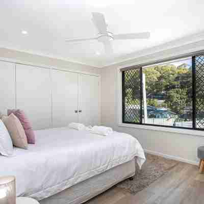 Renovated 3 bed Unit with Views Rooms
