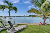 Charming lake view 3-bedroom in pleasant Fort Lauderdale