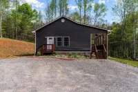 Cabin 4, the delightful Happy Cabin in the heart of Moravian Falls, NC - Homestays