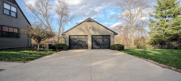Spacious 4 bed 1.5 bath home directly across Buffalo Trace Distillery. Hotels in Frankfort