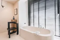 To Be Social House - Bathtub