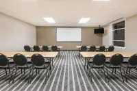 Super 8 by Wyndham Mont Laurier - parking