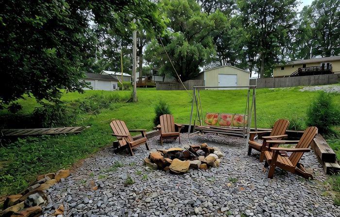Family Lake Escape! Huge Deck/BBQ/Fire Pit. Bunk Room. 5 Min to Boat Ramp! Pets!