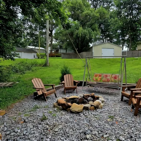 Family Lake Escape! Huge Deck/BBQ/Fire Pit. Bunk Room. 5 Min to Boat Ramp! Pets!