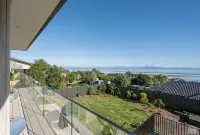 Modern Family home with Views, Sunsets and Space in Atawhai. 8 mins to Nelson. -  Privatzimmer