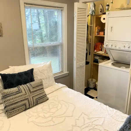 Cottage -Private Hot Tub, Fire Pit, Covered Deck, 20 steps from Lake Hamilton