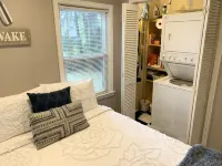 Cottage -Private Hot Tub, Fire Pit, Covered Deck, 20 steps from Lake Hamilton