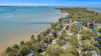 Lakefront 3-bedroom cottage on Sand Point with AC, WiFi, King bed, Firepit